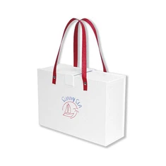 Hvit magnetboks med bånd